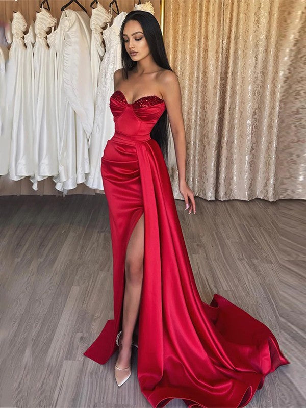 Vestidos de satén fruncidos con escote en forma de corazón, sin mangas y con cola larga